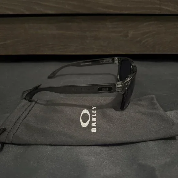 Oakley Holbrook Smoke Gray Polished Mens Sunglasses 9102 Black Lenses - Picture 4 of 8